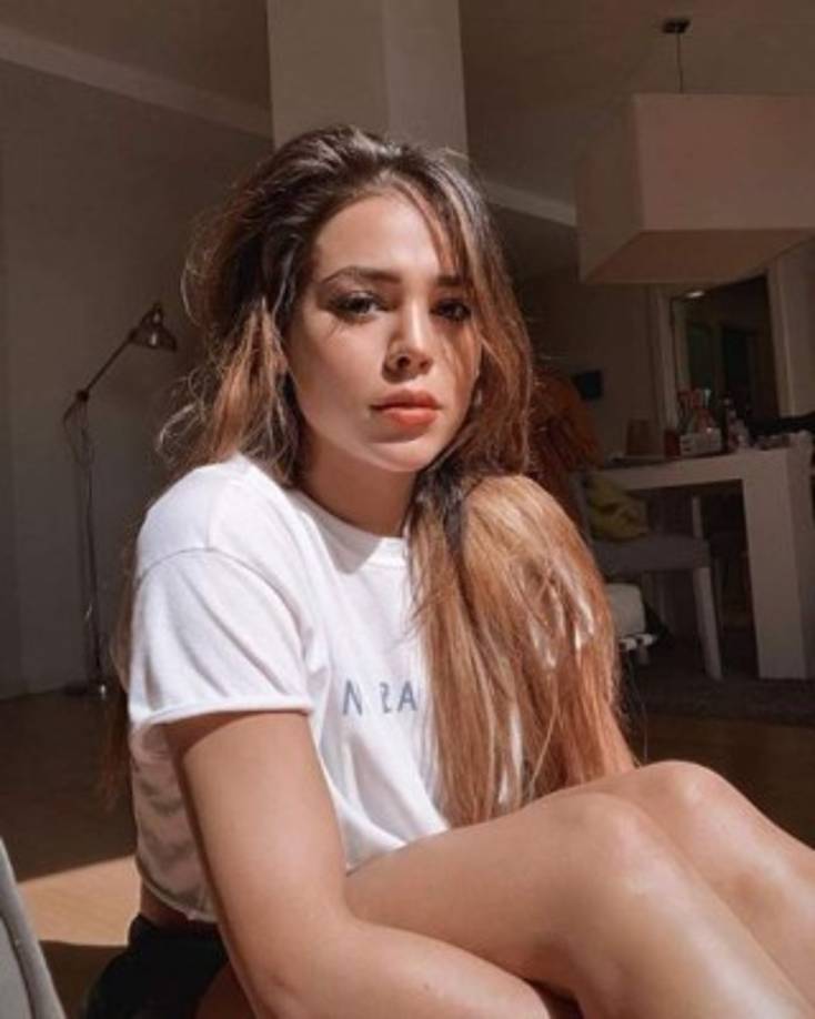 La actriz, que radicada actualmente en España debido a su trabajo, subió una imagen con un bikini color azul, al que muchos señalaron de parecer un pañal.