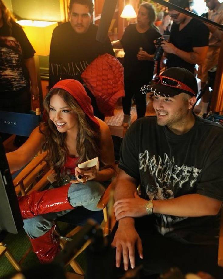 Marcos Witt, con su vasta experiencia en la música cristiana, aporta una profundidad espiritual al álbum. Su colaboración con Thalía en “Nació La Luz” no solo representa un cruce de géneros, sino también una unión de propósitos: llevar un mensaje de esperanza y amor en un mundo que a menudo se siente agobiado por la tristeza y la desesperanza.