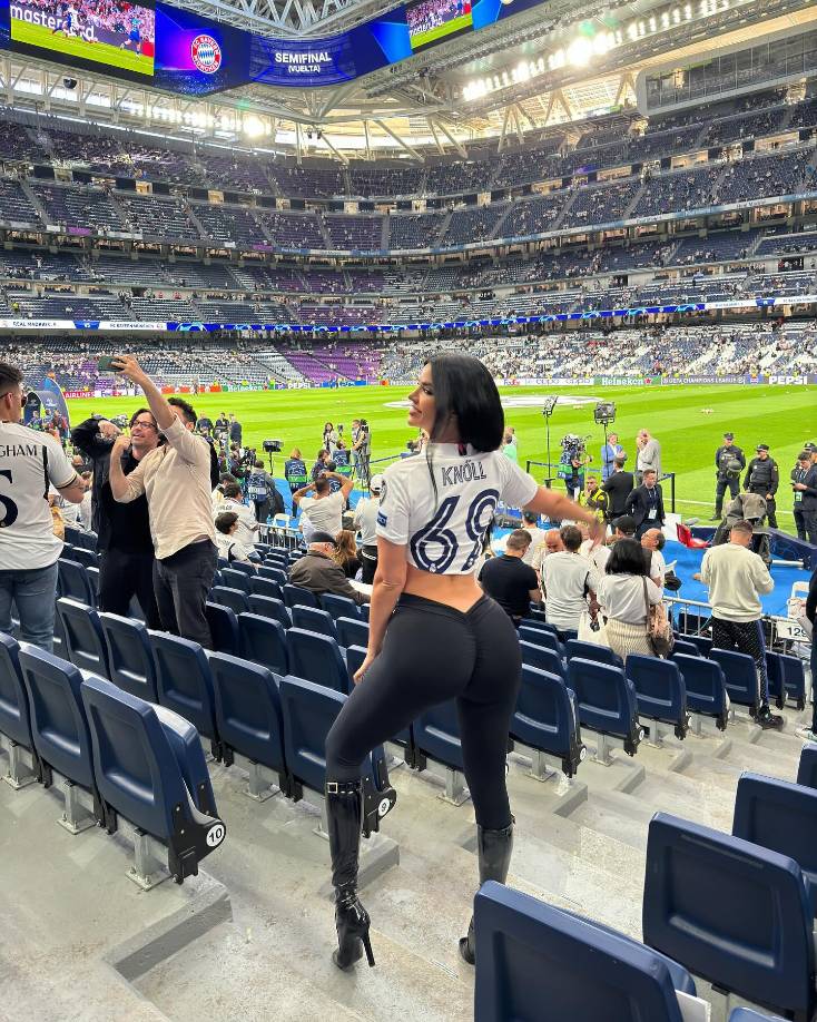 No obstante, ella sigue indecisa, aunque es inevitable que llame mucho la atención durante toda la competencia sin importar lo que vista.