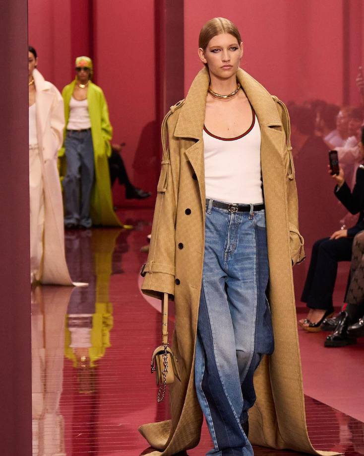 Los trajes de dos hasta tres piezas destacan en esta colección, confirmando que la tendencia layering sigue con fuerza.