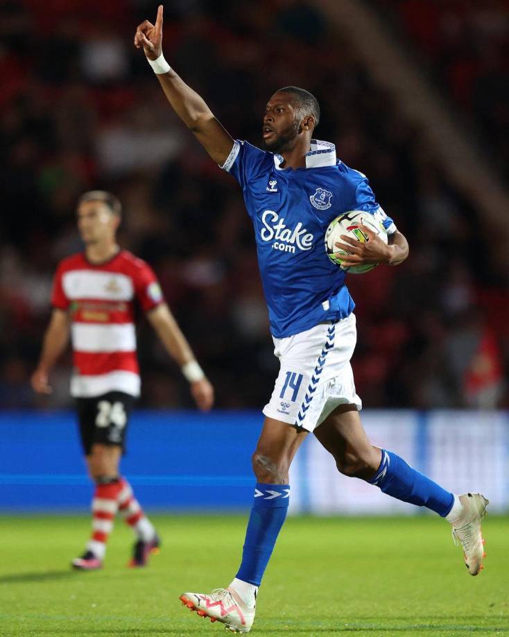 Cualquiera que le hubiese dicho que hoy sería el delantero titular de un equipo de Premier League lo hubiera tratado de loco.