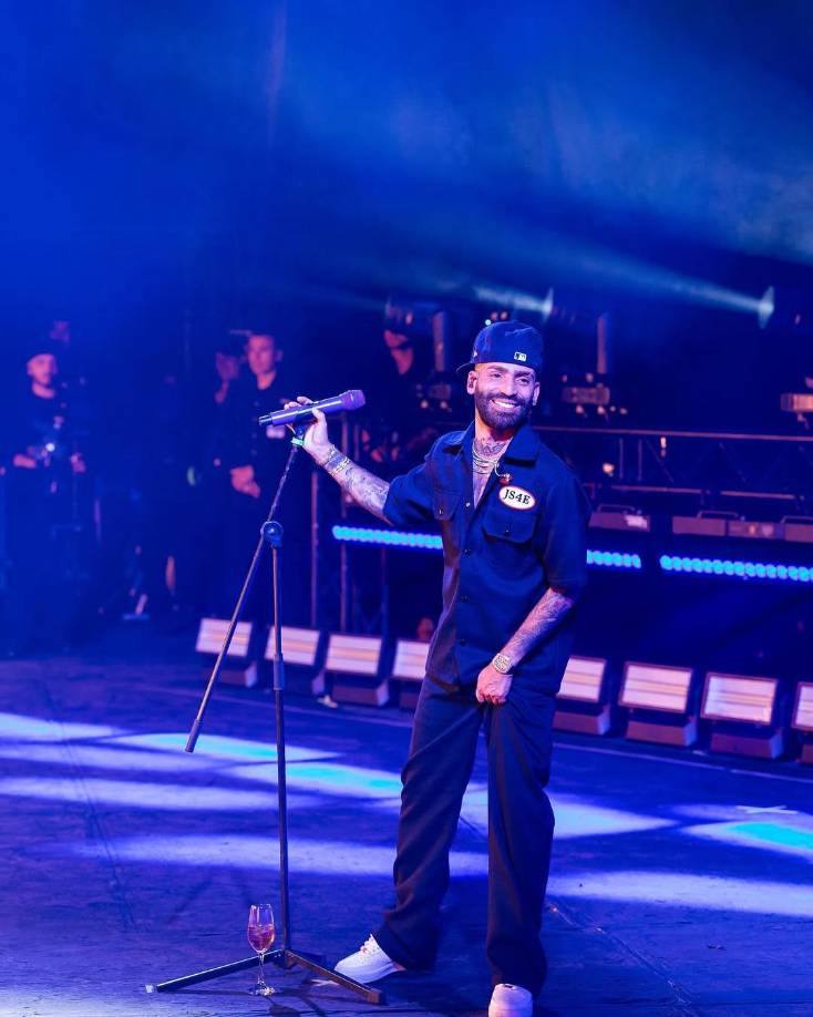 Pese a que ha gritado a los cuatro vientos lo feliz que está con su nieto, el cantante afirma que es una emoción distinta a la de ser padre: “No es la misma emoción, lo amo, es mío porque es hijo de mi hijo, pero no sentí lo mismo que cuando yo vi nacer a su papá, porque él es mi hijo, pero no puedo opinar a favor de eso que dicen que uno ama más a los nietos”: