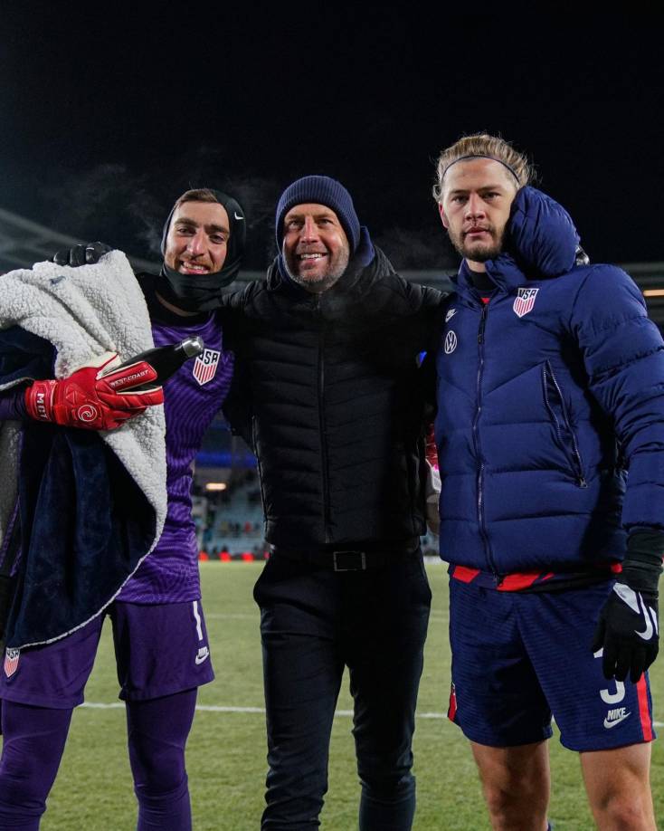 El portero Matt Turner, el entrenador Gregg Berhalter y el defensa Walker Zimmerman festejando al final del juego.