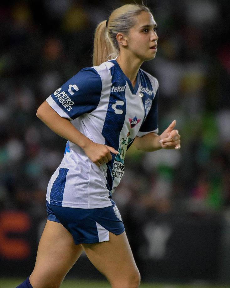 Como a Camberos, quien fue seguida a su casa por el acosador, a Vidrio, hija del ex jugador del Osasuna español Manuel Vidrio, los ataques pasaron de lo virtual al mundo real.