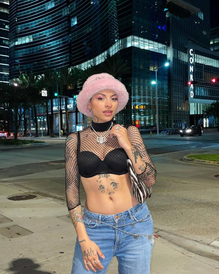 El 31 de octubre, durante el show argentino ‘PLP’, Cazzu aseguró que, contrario a lo que había declarado Ángela Aguilar a la ABC News, nunca estuvo enterada de que Nodal mantenía una relación con ella. “Se dijo hace poco que yo tenía conocimiento desde hace mucho tiempo de la relación de estas dos personas y que yo estaba en pleno conocimiento. Y como se sugiere que yo formé parte de una especie de plan, lo cual <b>me siento un poco en la necesidad de refutar por completo y decir que es mentira”, </b>declaró.