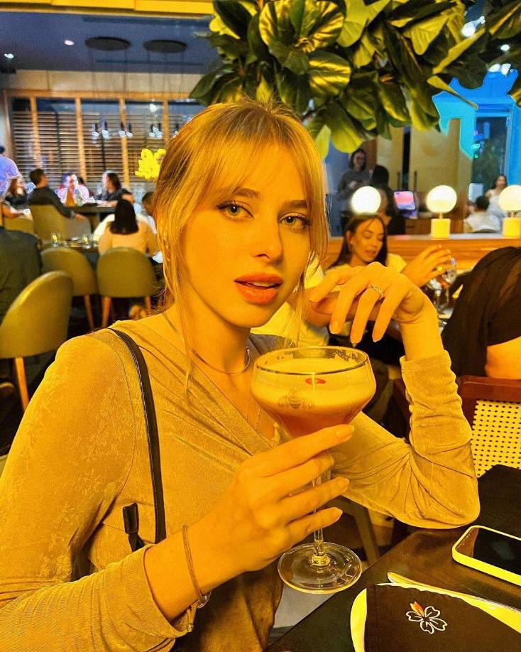 Policías le dan la licencia de conducir a influencer “por linda”