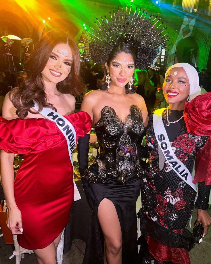Asimismo, hace dos días, Stephanie publicó otro momento especial de su estadía en México, cuando conoció a la bella Sheynnis Palacios, actual Miss Universo. Ambas modelos centroamericanas tuvieron una buena conexión y posaron muy contentas en una celebración del Día de Muertos, en la que Sheynnis lució un atuendo de Catrina. 