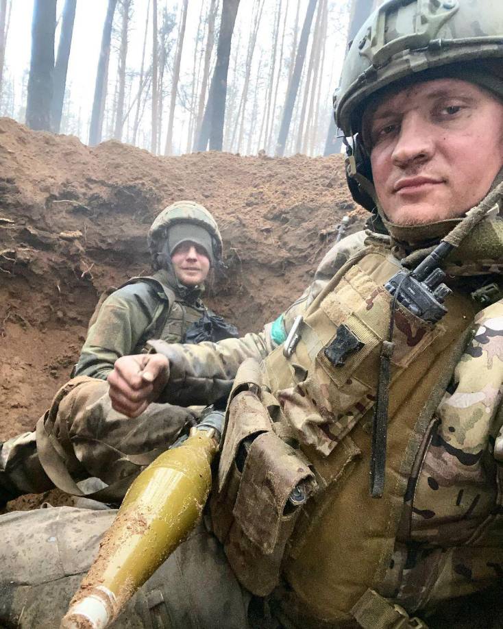 Desde fotos con sus compañeros de escuadrón hasta imágenes de él en pozos o trincheras resguardando su seguridad.