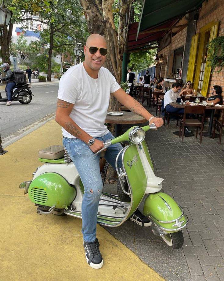 Adriano jugó a lo largo de su carrera para Flamengo, Inter de Milán, Fiorentina, Parma, Sao Paulo, Roma, Corinthians, Athletico Paranaense y Miami United.