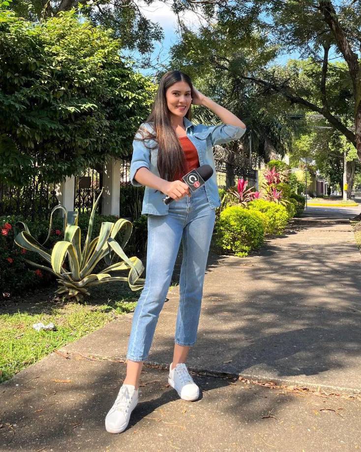 La hermosa representante del municipio “patepluma” también se desempeña como presentadora en el programa Mañana Mix de Campus TV. 