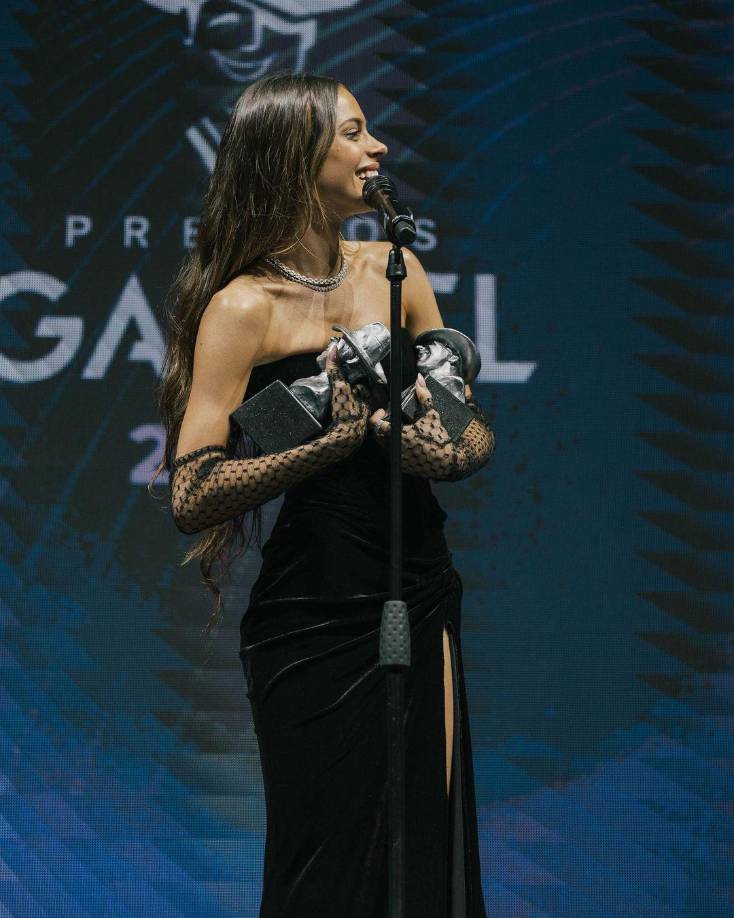 ”También me enamoró el amor que le tiene a su familia, a sus hijos, a sus amigos de toda la vida. Es un tipo súper tranquilo, yo voy con el lado oscuro de las cosas y él me muestra el otro lado, que es mas increible, me levanta y me saca una sonrisa constantemente”, relató.