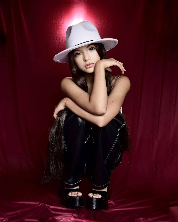 Actualmente Cristal Aparicio tiene 17 años. Su nombre completo es María José Cristal Aparicio Cárdenas. Es actriz y cantante. Nació en la ciudad de Cúcuta el 30 de Julio del 2006 en Colombia. Desde muy pequeña demostró su interés por la actuación contando con el apoyo de sus padres, quienes decidieron mudarse a Bogotá, capital de Colombia, para buscar más oportunidades para su hija. 