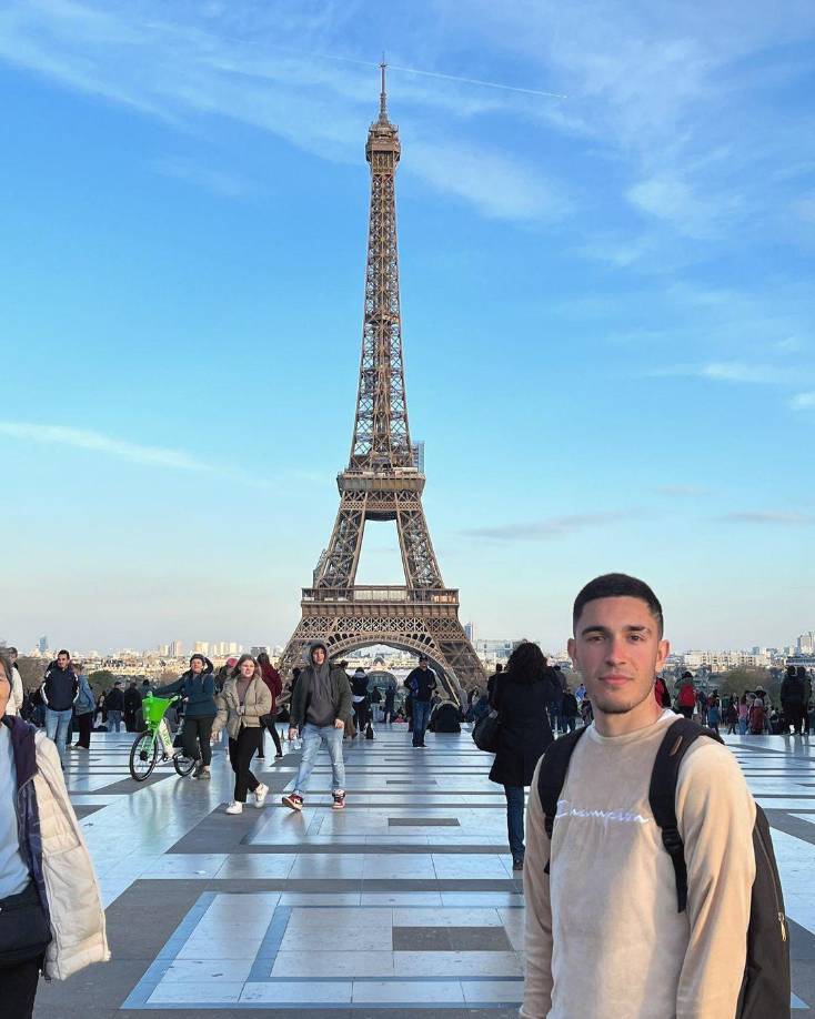 Su nombre es Juan Polcán, es argentino y quiso aprovechar sus días libres en París para conocer a Lionel Messi. 