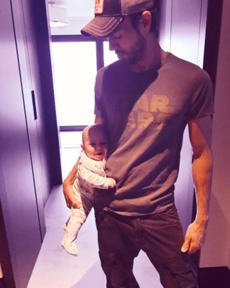 Aunque ellos no han querido pronunciarse al respecto, la deportista ha recurrido a sus redes sociales -la plataforma que su chico y ella han utilizado en los últimos meses para confirmar el nacimiento de sus bebés y compartir sus primeras imágenes- para descartar esas teorías conspirativas con una fotografía de su álbum personal tomada poco antes de su debut en la maternidad, que viene a confirmar lo que por otra parte ya habían asegurado sus allegados: que Enrique y ella no recurrieron a una gestación subrogada.