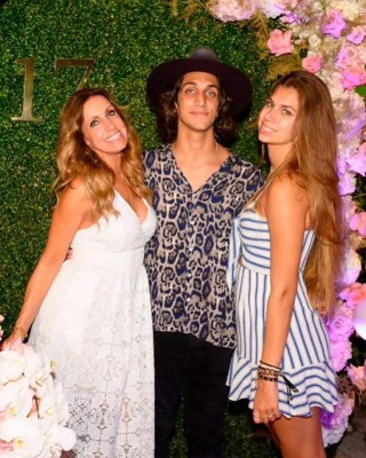Lili Estefan habló con sus hijos y trató de justificar las acciones de su padre. “Cuando salí de la habitación le dije: ‘Me rompiste el corazón’”, recuerda Lili. “Se fue de la casa, jamás volví a recibir una llamada de él”. Desde entonces, la realidad es que ni Lorenzo Jr. ni Lina han mantenido una comunicación con su padre.