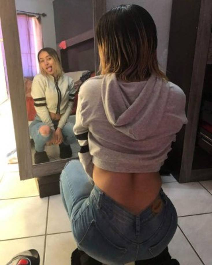 Las muñecas de la joven estaban atadas con cordones.