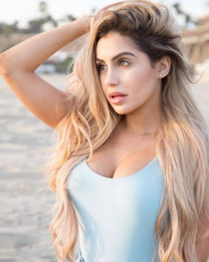 Alexa que tiene una belleza muy única es feliz de compartir con su madre diferentes momentos.