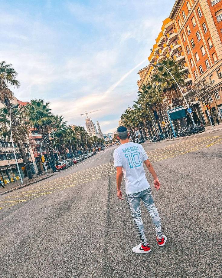 Cuando finalmente encontró la casa de Messi, se sentó en la acera de enfrente, probablemente sin imaginar que ese era el inicio de una larga espera de 10 horas..