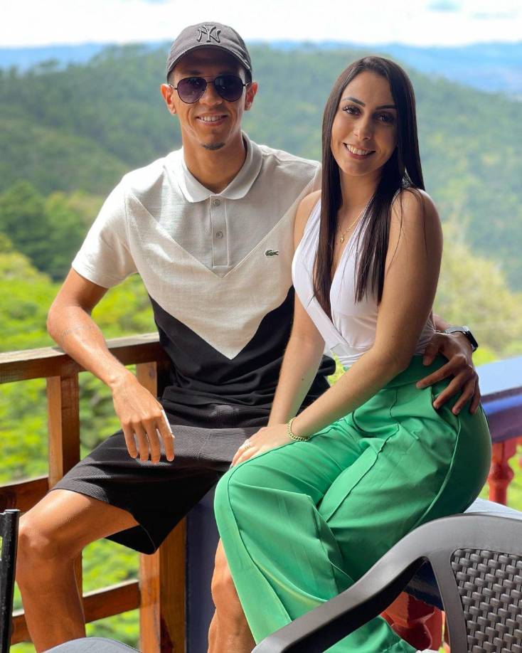 El volante brasileño Yan Maciel junto a su bella pareja. 