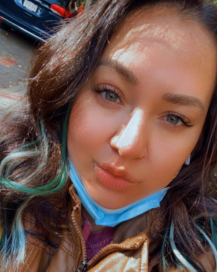 Stephanie de repente se desmayó, pero los empleados ignoraron su desesperada situación.