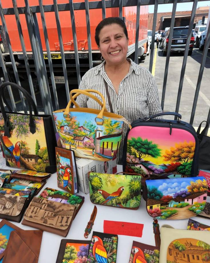 Con alegría esta emprendedora mostró su carteras y monederos.