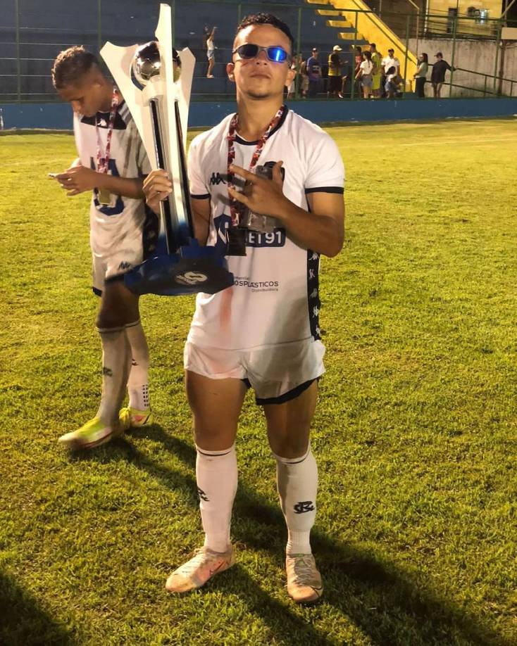 En 2022, el delantero destacó en la categoría Sub-20 del equipo, marcando siete goles en 18 partidos. En el inicio de la temporada 2023, el joven ingresó al plantel profesional, donde debutó en el clásico ante el Tuna, en el Campeonato Paraense.