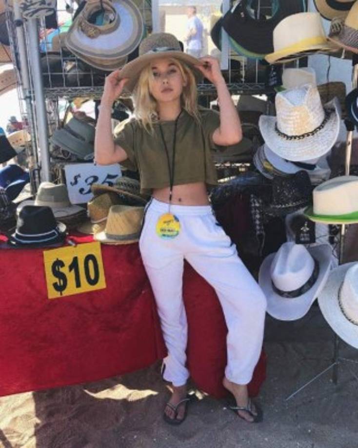 El pasado mes de julio volvió a escribirle para enviarle una invitación a una fiesta que se celebraría en su casa, ante lo cual Alabama decidió reaccionar para recordarle la diferencia de edad que existe entre ambos apuntando: 'Tienes unos 40 años', apuntó la niña.<br/><br/>'Solo quería decirte que me gusta mucho tu música y lo siento por mis mensajes. Y tengo 20', le aseguró Sierota.<br/><br/>'De acuerdo, ¿pero eres consciente de que soy una niña?', insistió Alabama, que ha justificado su decisión de hacer pública ahora esa conversación debido a lo perturbadora que le resulta.