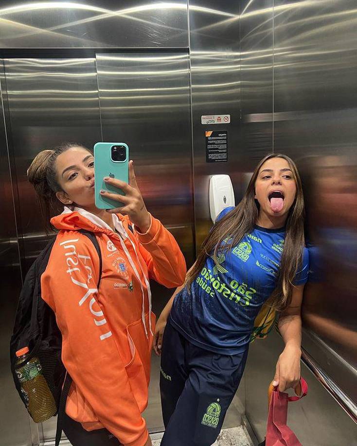 Keyt Alves es una joven promesa del voleibol, y su gemela también lo practica. Cada una pertenece a un equipo diferente. 