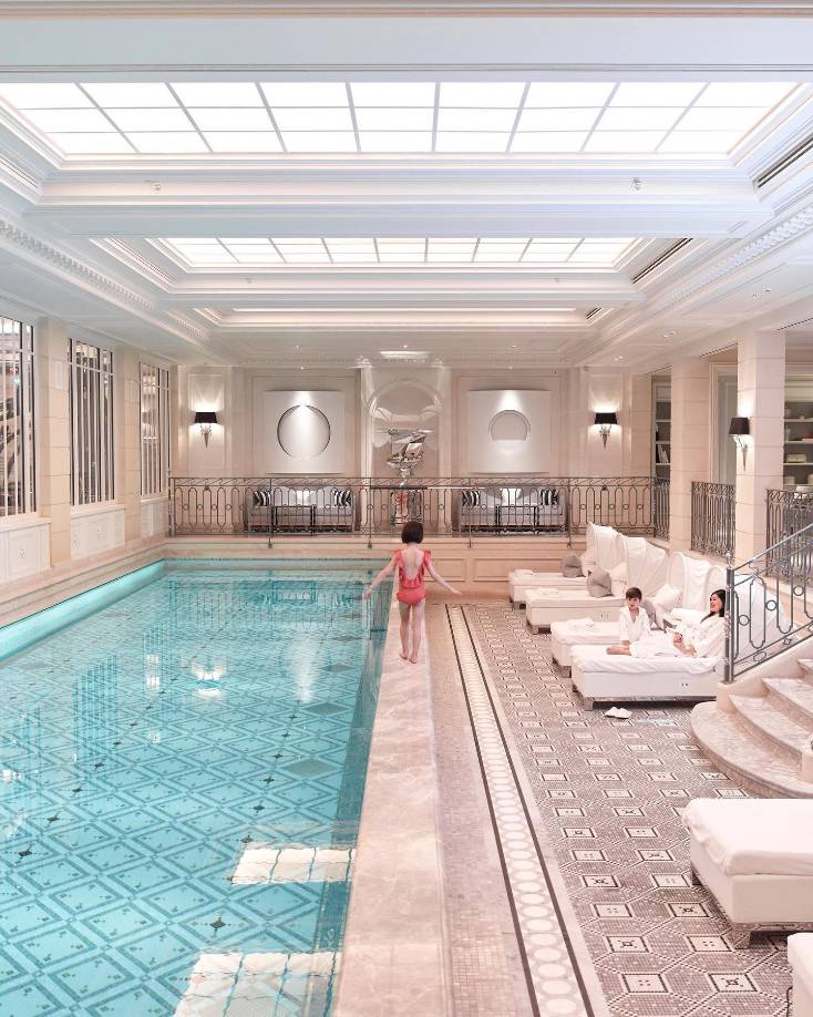 También cuenta con un nuevo spa refinado, una elegante piscina y un patio para pasar la tarde con una copa de vino.