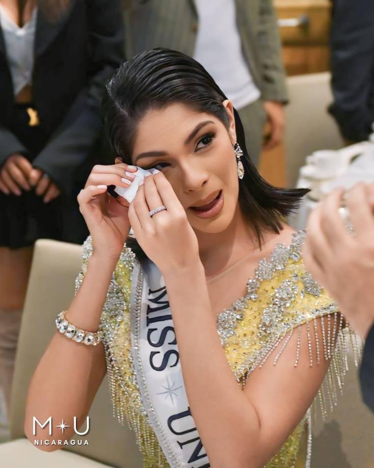 “Más allá de ser Miss Universo soy Sheynnis Palacios, gracias por haber creído en mí, me han apoyado, me han llenado de energía, y eso vale muchísimo, siempre estaré aquí la reina del pueblo y para su pueblo, soy la reina de la nueva era”, concluyó en su breve mensaje a los asistentes a la pequeña reunión.