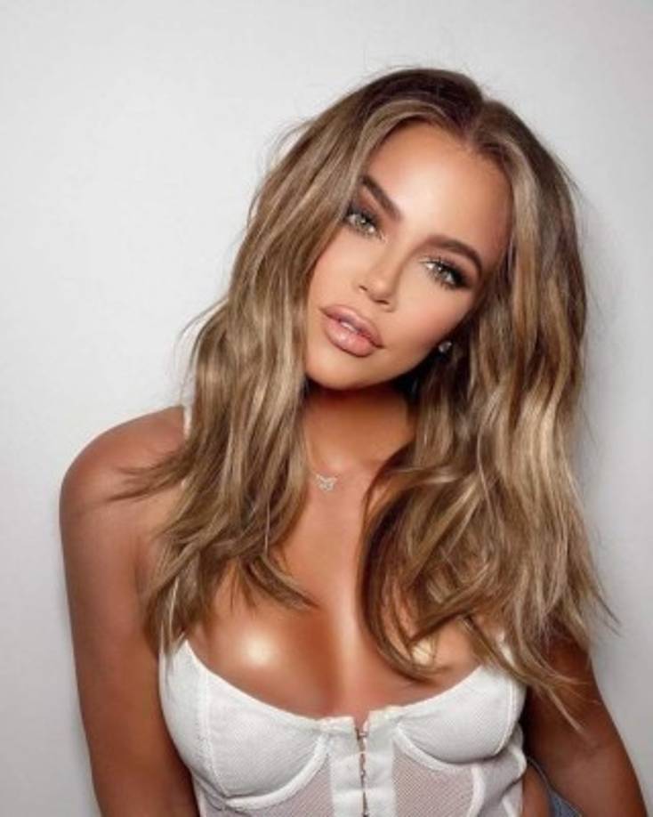 Según Belleza Creada, la ausencia de líneas de expresión, poros, textura en la cara, además que las aletas de la nariz casi ni se ven, son otros detalles que delatan el exceso de Photoshop.