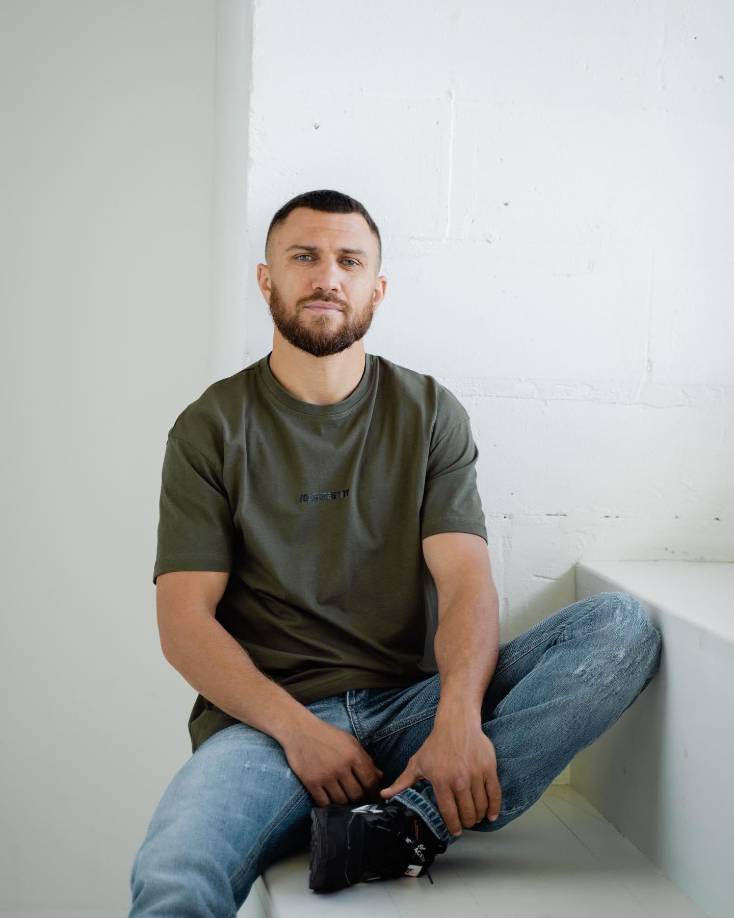 Lomachenko, de 34 años, es uno de los tantos civiles que se unieron a defender su país. Vitali Klitschko, alcalde de la capital ucraniana, Kiev, anunció recientemente que ayudaría a defender a su país. 