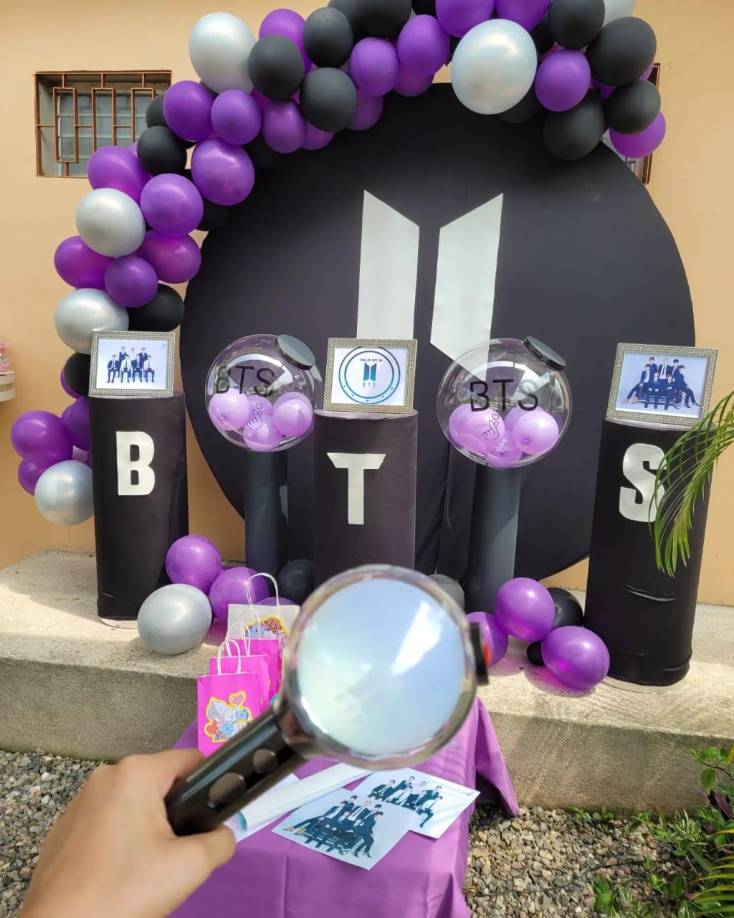 Los integrantes del club de fans decoraron el restaurante con algunas imágenes de BTS. 