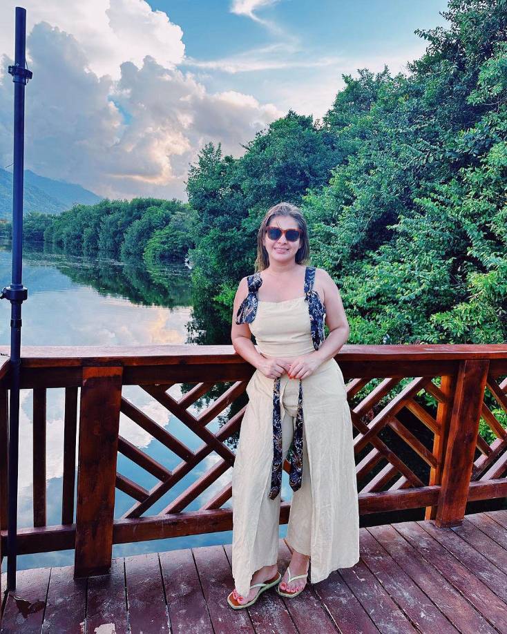 En dicha publicación, su colega y amiga Sarahí Espinal le comentó: “Te quiero hermanita bella ❤️ siempre hermosisima”. Entre otros halagos, sus demás seguidores le escribieron: “Hermosas fotos y usted igualmente muy linda y radiante dama”, “Señorita hermosa saludos”, “Que bonita esa ropa! y le luce espectacular”. 