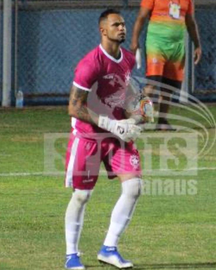 Según continúa el relato del joven de 17 años, agredió a la mujer con la culata de la pistola, por lo que los restos de sangre quedaron en el asiento del auto, propiedad del arquero, sin saber que esa sería una de las principales pruebas.