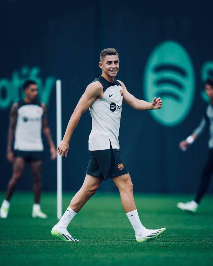 “Ha hecho un golazo con la zurda y ha dado una pase con la diestra. Es un futbolista que nos podría ayudar mucho de cara a la temporada”, añadió.