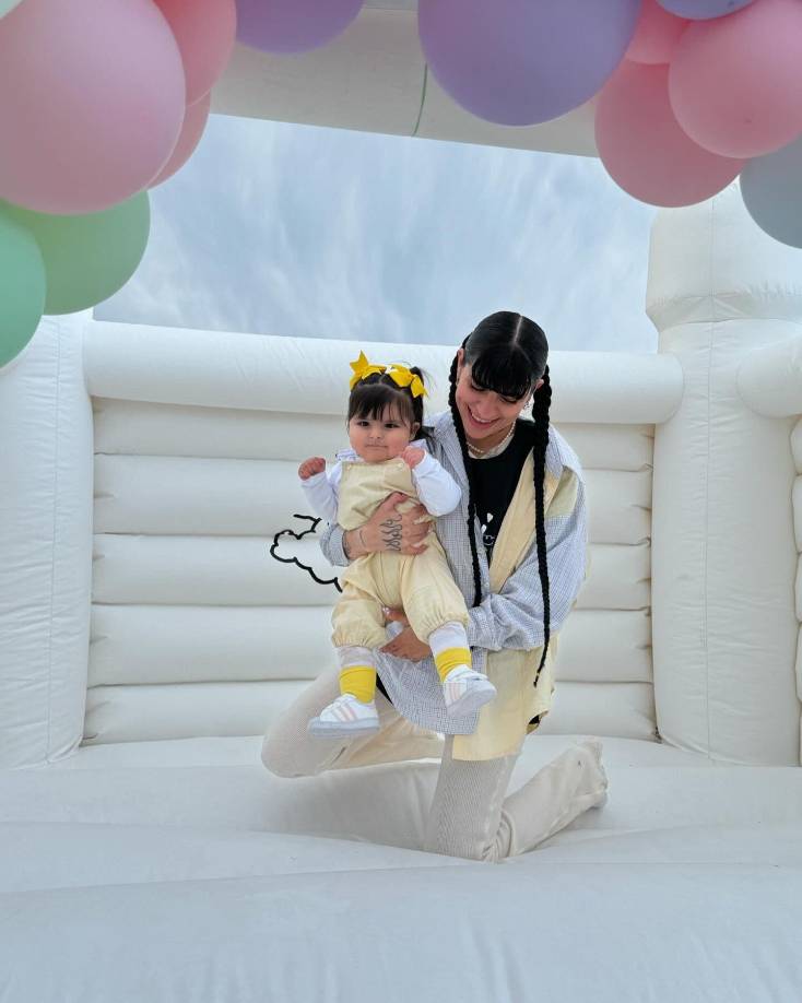 “No existe oscuridad que resista tu luz. Feliz primer vuelta al mundo amor de mi alma”, escribió Cazzu en su publicación, donde se ve una hermosa decoración en colores pastel y la pequeña vestida de amarillo y blanco, con dos moñitos en su cabello. En las foto se aprecia que andaba el outfit combinado con su madre. 