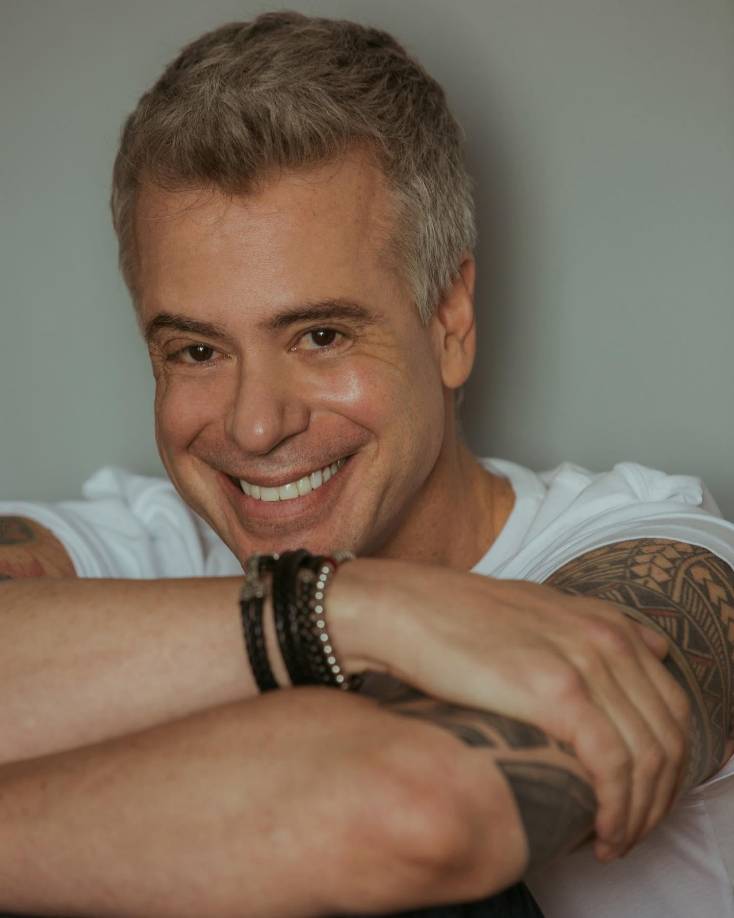  “Sí fui amigo de Jaime (Bayly). Tuvimos una relación corta, fallida no fue una relación relevante, lo relevante fue lo que él hizo conmigo, escribió libros, ventiló mi intimidad, expuso cosas que yo tenía el derecho de exponer cuando yo quisiera y en el momento que yo quisiera, me expuso y vulneró a mi familia, a mi hija, a mi vida, a mi carrera y me hizo mucho daño”, indicó el actor de cine, teatro y televisión.