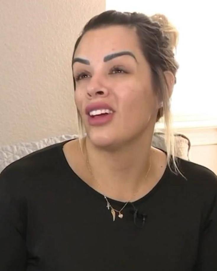 Explicó que Weaver no estuvo en el agua en ningún momento y que no la vio con ningún niño. Continuó diciendo que lo que le llamó la atención fue la forma en que ella actuaba y cómo estaba “embellecida” sentada afuera de la piscina con su teléfono y tomandose fotografías.