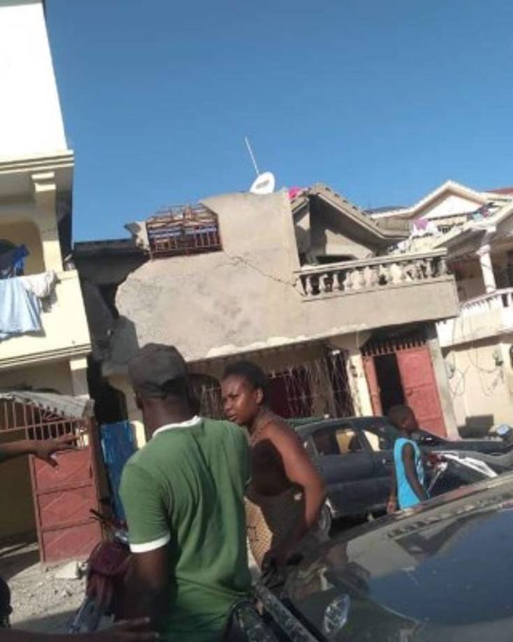En el centro de esa ciudad, compuesta principalmente por residencias y edificios de una sola planta, se registraron graves daños.