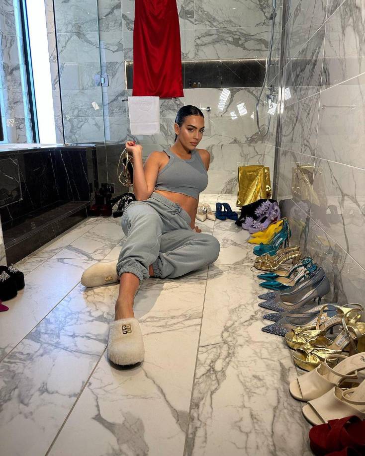 En ella, cuenta varios detalles de su vida privada, uno de ellos, lo que pasó cuando perdió un hijo con Cristiano Ronaldo, además de un retrato de su vida y rutina diaria.