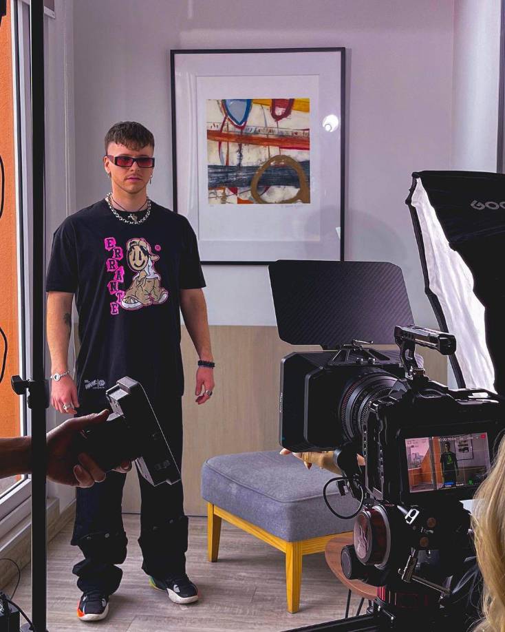 ¿Es legal lo que hace Maury Senpai?, ¿puede Bad Bunny o los demás artistas demandarlo por derechos de autor? la respuesta es no, poniendo al descubierto el vacío legal que existe en la actualidad con respecto al registro de las voces de los cantantes. El escándalo viral ocasionado por Bad Bunny ha generado todo un debate musical y legal en diferentes redes sociales entre abogados, músicos y otros expertos sobre la importancia de legislar para que se proteja los derechos de los cantantes también no sólo el de los compositores. Mientras eso sucede, Maury Senpai afirma que seguirá creando música utilizando Inteligencia Artificial y que habrá más de FlowGPT, ya que todas sus canciones, incluida “Nostalgia” están registradas a su nombre por ser Maury Senpai su compositor.