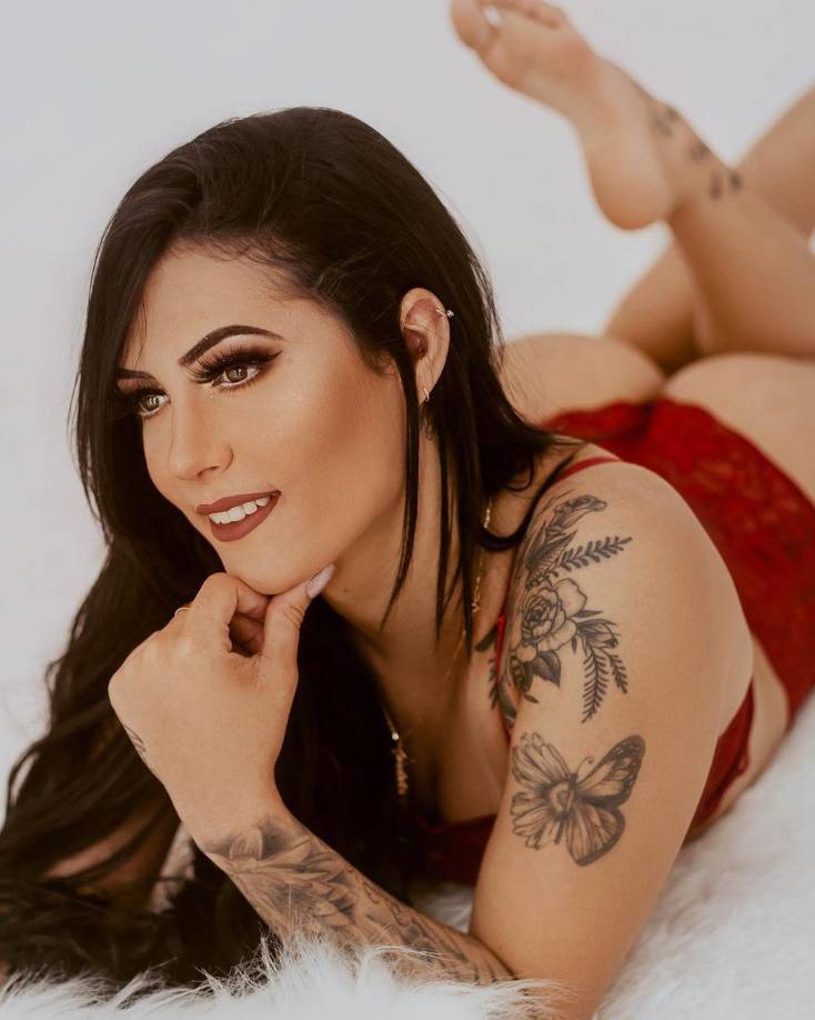 Medios locales informaron que Nubia Cristina Braga fue asesinada a tiros por dos criminales enmascarados quienes llegaron en motocicleta a su casa e irrumpieron por la puerta principal, que estaba abierta.