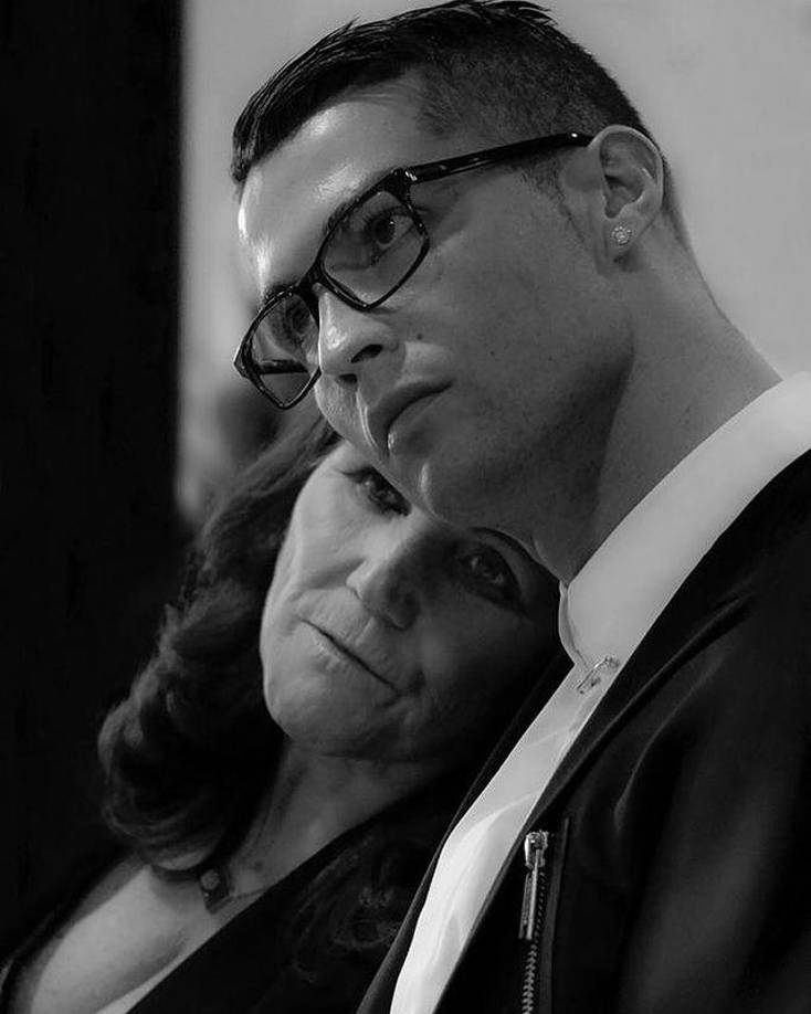 “Quiero comunicar en mi nombre y en nombre de mi familia (Familia Aveiro), que incluye a Georgina, esposa de mi hijo Cristiano, Rubina, esposa de mi hijo Hugo, mi yerno Alexandre, esposo de Katia, mis cuatro hijos y mis once nieto...”, arrancó la madre de CR7.