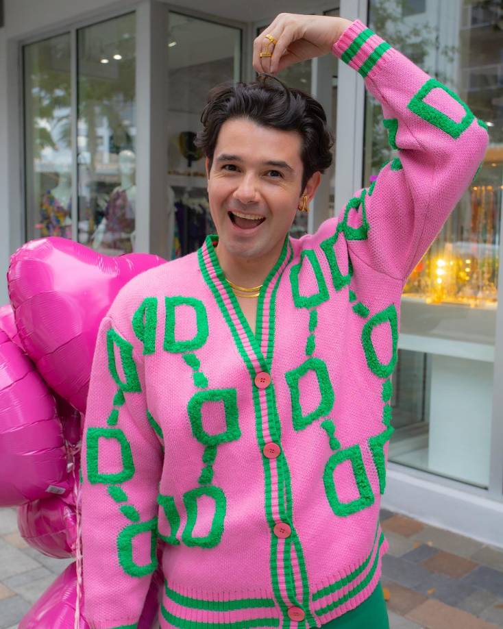 Facundo está muy emocionado por emprender esta nueva faceta y sus seguidores le han mostrado mucho apoyo. Cabe mencionar que el joven empresario recientemente abrió una nueva sucursal de su tienda en San Pedro Sula, donde celebró la apertura con un brunch y la exposición de las prendas que él mismo selecciona para sus clientas, a quines les insiste en que deben tener una mente de millonarias. 