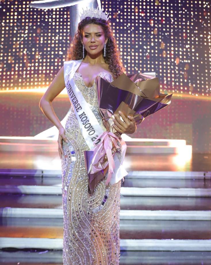 “Incluso en una hermosa noche de gala, el inesperado giro del destino puede dejarnos momentáneamente inestables. La fuerza no se trata de cómo te mantienes arriba, es sobre cómo te levantas después de una caída”, escribió la kosovar en su cuenta de Instagram.