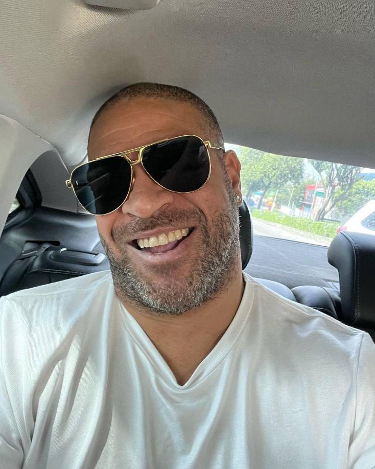 “Me duele por dentro, pero no me voy a tumbar a sufrir. Vivamos”, señaló Adriano luego del divorcio.