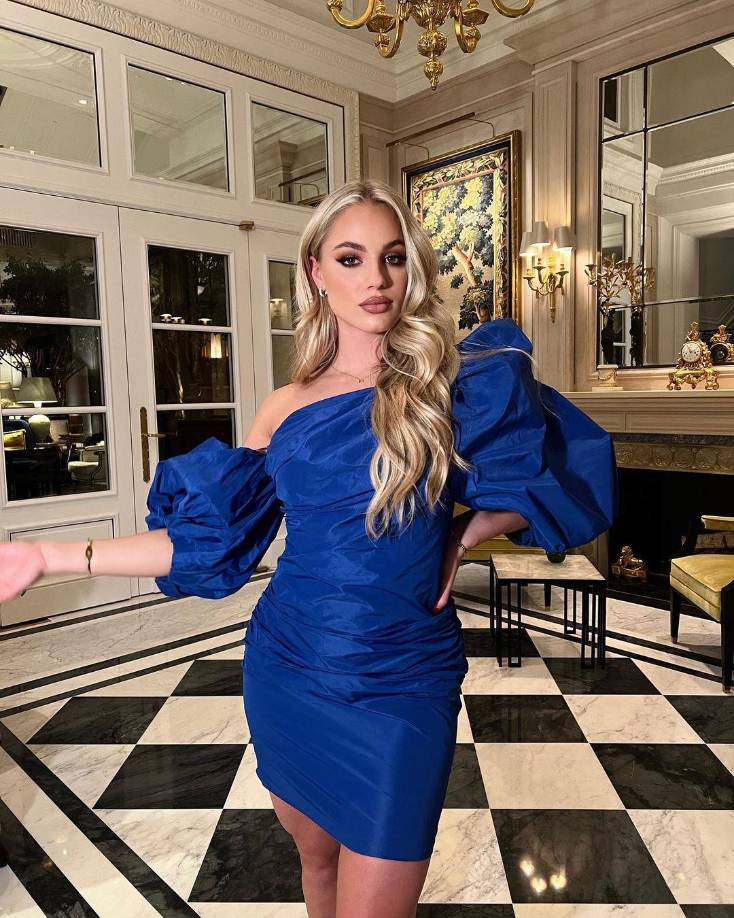 La guapa jugadora creció en Zúrich, Suiza, luego de mudarse a los 12 años junto con su madre, toda su carrera empezó a los 14 años y por cosas del destino vio el crecimiento del fútbol femenino, así que decidió practicar y no quedarse con la duda.