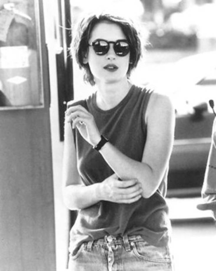 Johnny Depp, su novio de entonces, dando a entender lo cool que era la Ryder, lució durante años en uno de sus brazos el tatuaje que decía: “Winona Forever”.