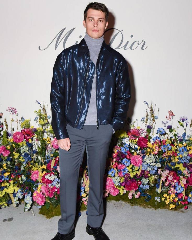 Nicholas Galitzine nació el 29 de septiembre de 1994 en Londres, Reino Unido. Tiene 27 años. Es actor y cantante, mide 1´83. Actualmente está filmando la película ´Red, white &amp; Royal Blue´ junto al actor Taylor Zakhar Perez, recordado por participar en las secuelas de El Stand de los Besos.